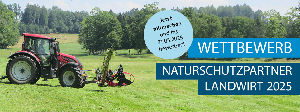 Titelbild Wettbewerb Naturschutzpartner - ein Traktor fährt auf einer Wiese.